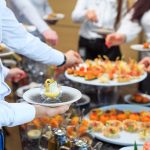 Professionele catering voor bedrijfsfeesten biedt niet alleen gemak